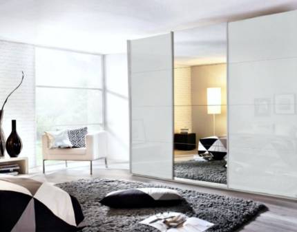 Dulap cu usi glisante KULMBACH 203x210x62cm alb alpin/ alb lucios - oglinda configurabil