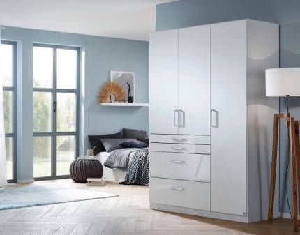 Dulap cu 3 usi cu balamale si 4 sertare HOMBURG 136x197x54cm alb alpin/ alb lucios, manere crom