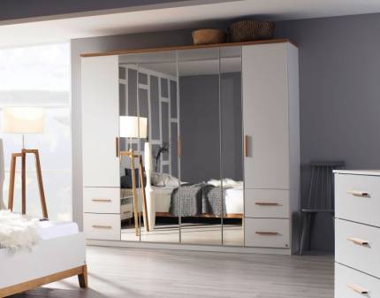 Dulap cu 6 usi cu balamale si 4 sertare CARLSSON 226x212x58cm alb alpin/ oglinda, manere stejar 