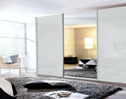 Dulap cu usi glisante KULMBACH 361x210x62cm alb alpin/ alb lucios - oglinda configurabil