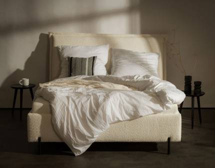 Pat tapitat cu somiera si spatiu pentru depozitare FERRO 140/ 160/ 180cm personalizabil, picioare negre